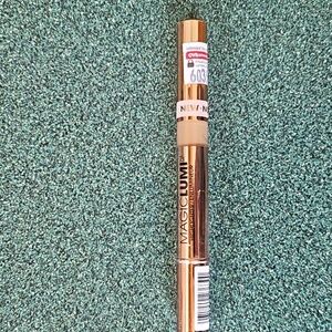 L'Oreal Magic LUMI highlighter